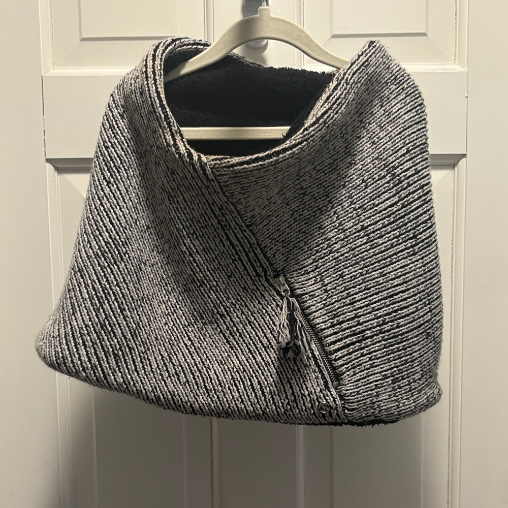 Lululemon Athletica Black and White Knit Wrap